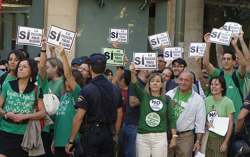 Decenas de profesores protestan contra los recortes ante el instituto donde se ha inaugurado de manera oficial el curso