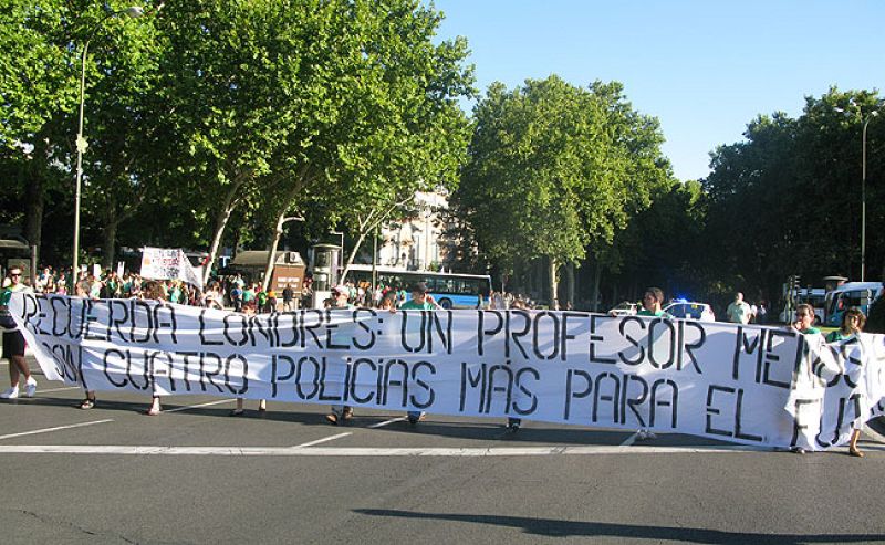 Una pancarta relaciona los disturbios de Londres con los recortes en educación