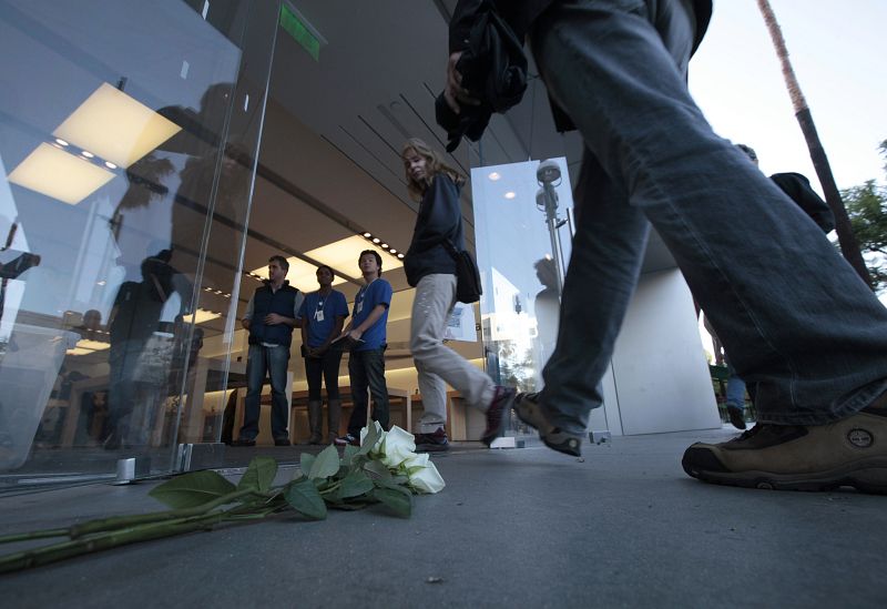 Flores en la puerta de una tienda de Apple en Santa Mónica (California).