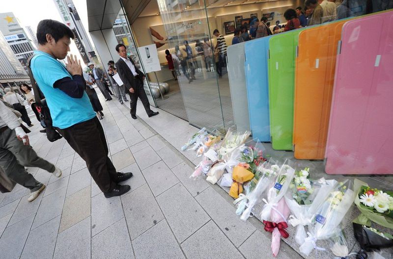 Un ciudadano japonés reza en memoria de Steve Jobs delante de una Apple Store