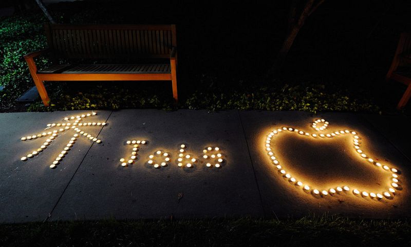 Unos caracteres chinos 'escritos' con velas encendidas rinden homenaje al co-fundador de Apple