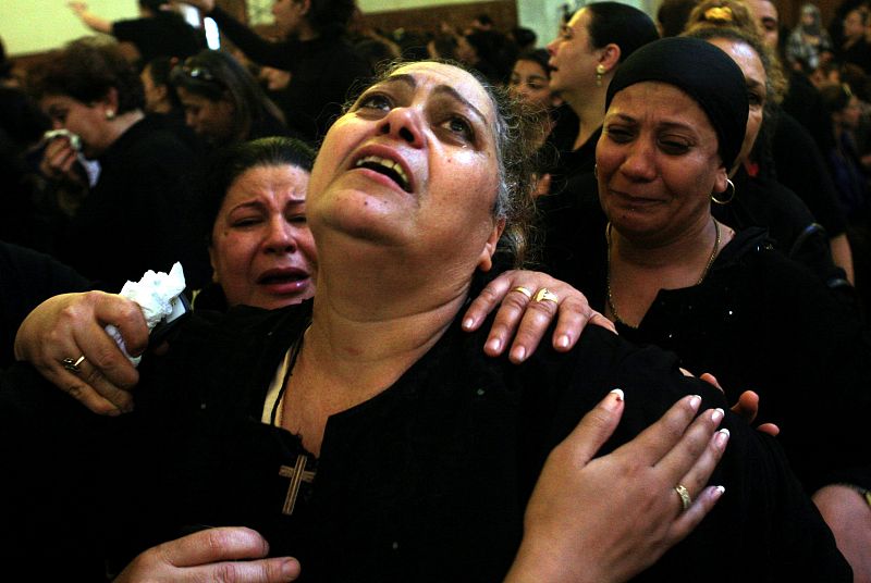 FUNERAL POR COPTOS FALLECIDOS AYER EN ENFRENTAMIENTOS CON FUERZAS DE SEGURIDAD EN EL CAIRO