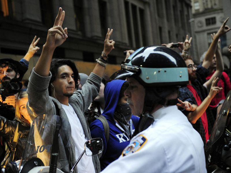 Los simpatizantes con 'Occuppy Wal Street' evitan enfrentarse con la policía