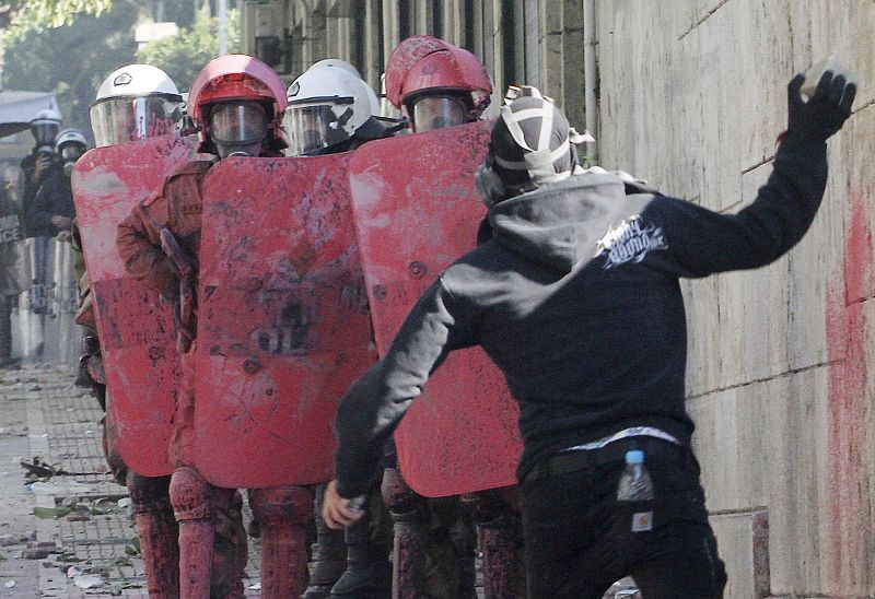 Un violento tira piedras contra la policía
