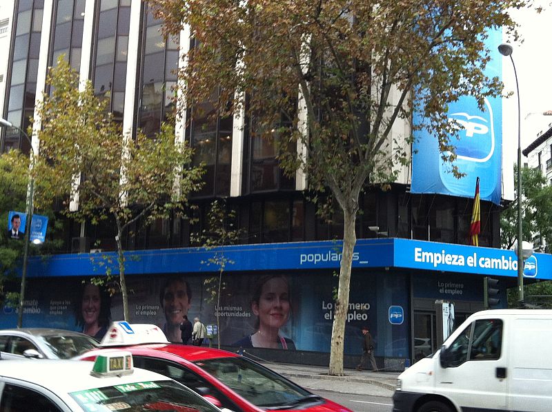 Sede del PP, en la calle Génova, donde pueden verse carteles electorales de los populares