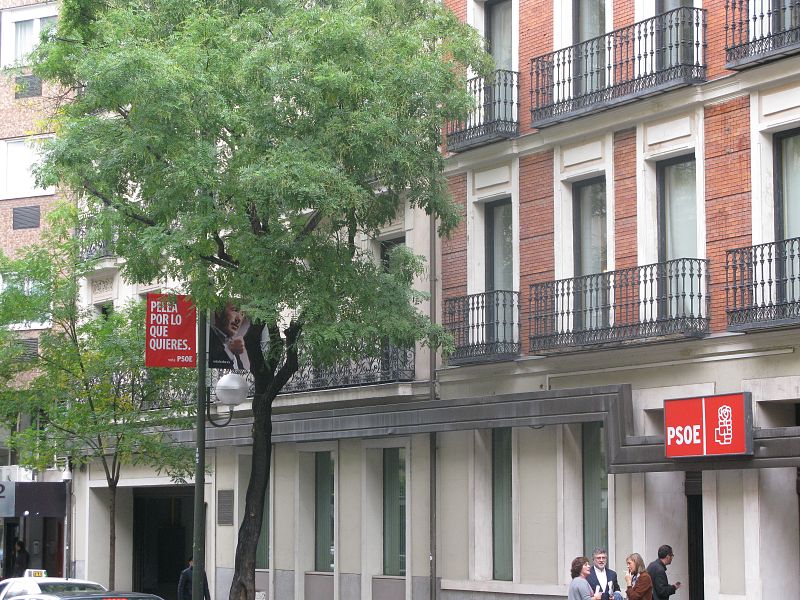 Sede del PSOE, en la calle Ferraz, donde se han colocado carteles socialistas que tienen poca visibilidad por la espesura de los árboles