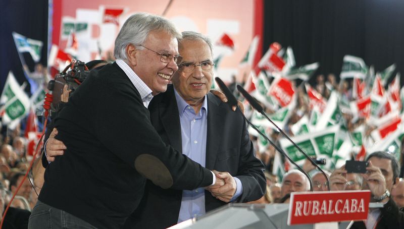 El expresidente del Gobierno, Felipe González (i) abraza al cabeza de lista del PSOE por Sevilla, Alfonso Guerra, que han arropado a Rubalcaba en el mitin de Dos Hermanos (Sevilla)