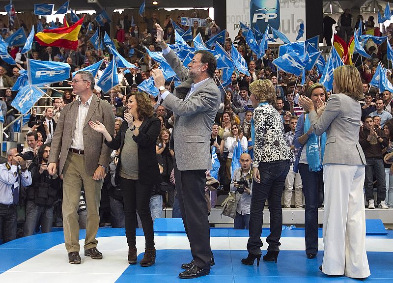 Mariano Rajoy aplaude a los más de 6.000 simpatizantes que han acudido al mitin.