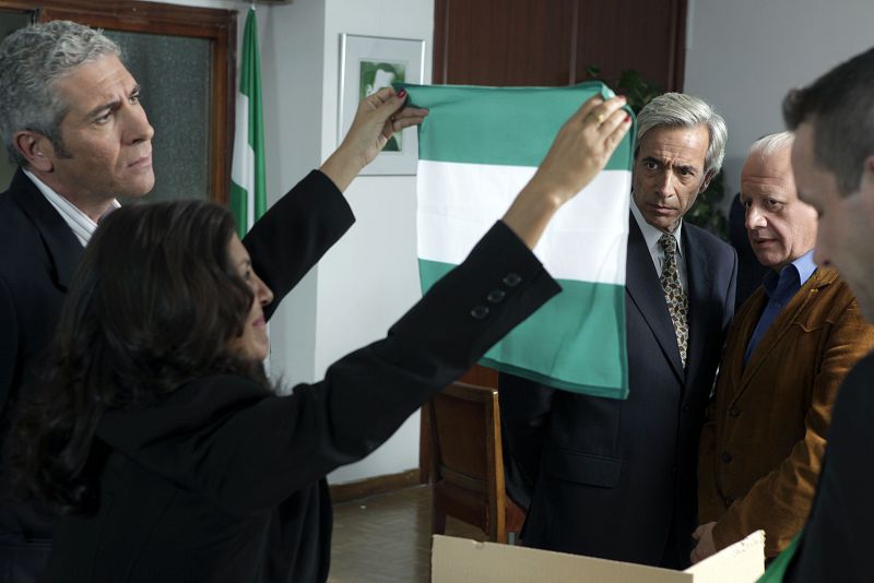 Ante la huega de Renfe, a los hermanos Alcántara no les queda otra que llevar ellos mismos las banderas a Sevilla. Los de la Junta de Andalucía se quedan sorprendidos con la eficacia de la cooperativa "Estandartes y banderas", así que Rocío se ve "o