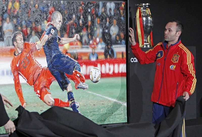 Iniesta junto al cuadro del gol que marcó a Holanda