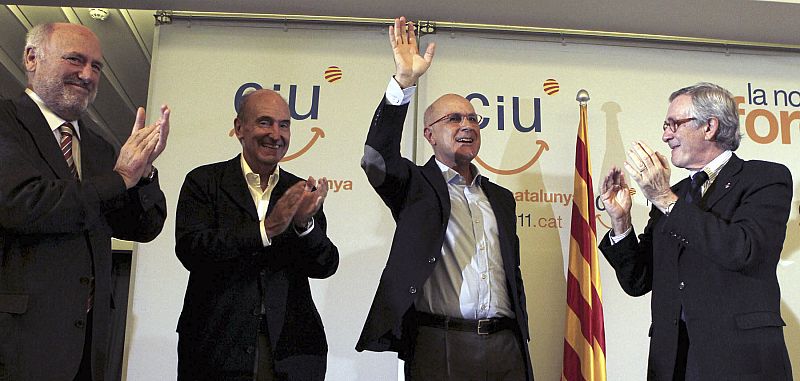 El candidato de CiU para el 20N, Josep Antoni Duran Lleida (2d), acompañado por el ex diputado Miquel Roca (2i), el ex portavoz Joaquim Molins (i), y el ex jefe de filas de CiU en el Congreso Xavier Trias (d).