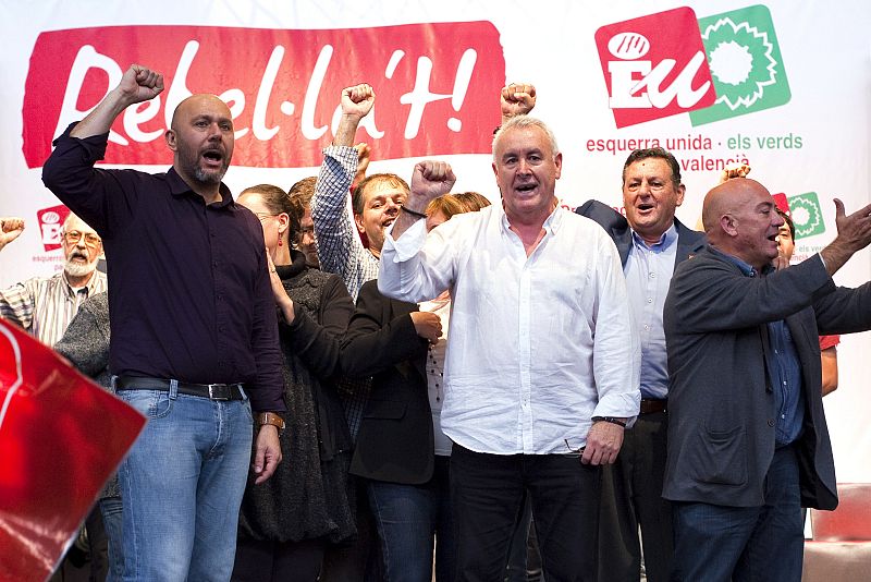 El coordinador general de IU, Cayo Lara (3d), acompañado del cabeza de lista al Congreso por Valencia, Ricardo Sixto (i), y algunos miembros del partido en Valencia