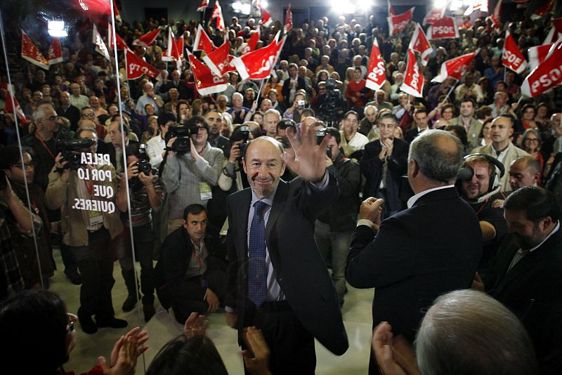 Rubalcaba saluda en su llegada al mitin de A Coruña