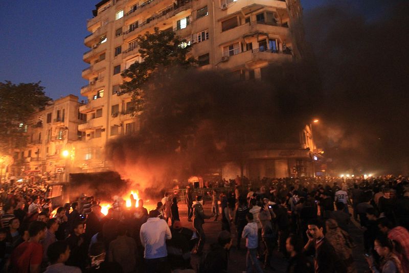 Los manifestantes toman la calle para exigir que la junta militar traspase el poder a la autoridad civil