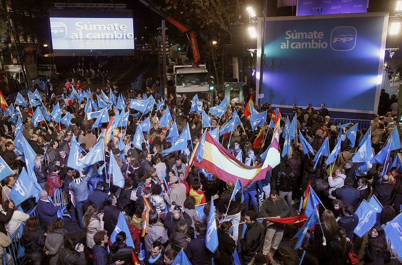 Simpatizantes en las inmediaciones de la sede del PP para celebrar la posible victoria electoral de los 'populares'.