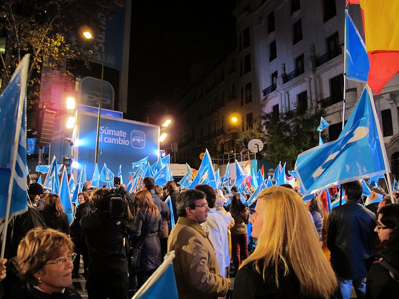 Simpatizantes del PP celebran la victoria del PP en estas elecciones generales.