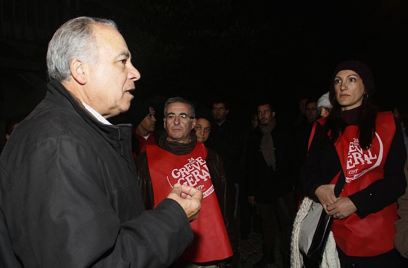 El líder del sindicato CGTP, Carvalho da Silva, habla con un piquete informativo