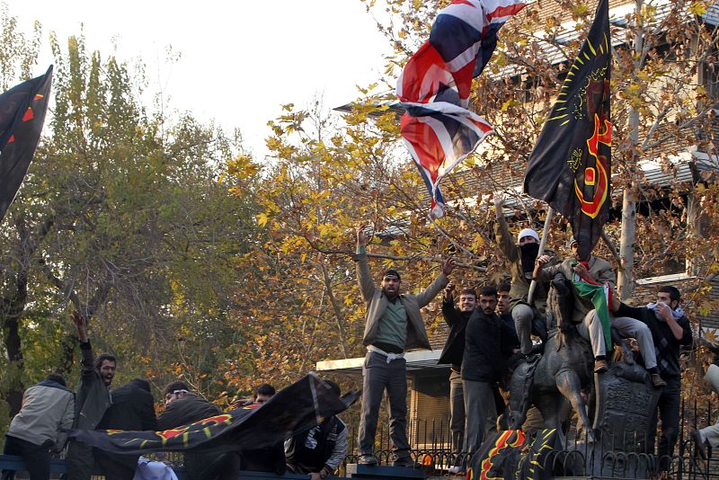 Tras arrancar la bandera británica, los manifestantes iraníes la han quemado, así como otras insignias israelíes.