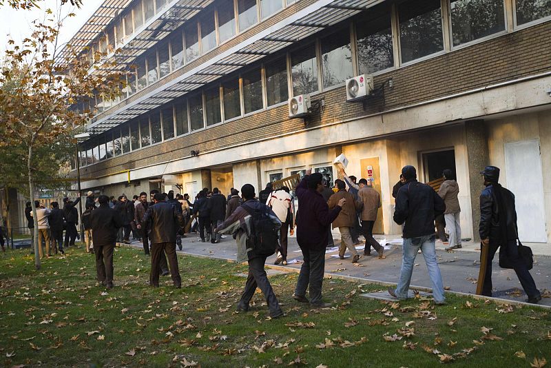 Decenas de manifestantes recorren el interior del recinto de la embajada.