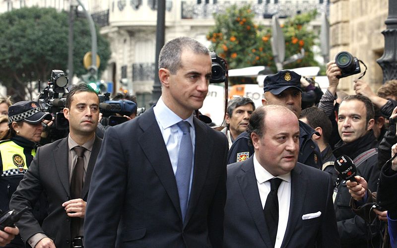 El exsecretario general del PPCV, Ricardo Costa, a su llegada estamañana al Tribunal Superior de Justicia de Valencia, a pie, con gesto serio y sin detenerse a hablar con los periodistas.