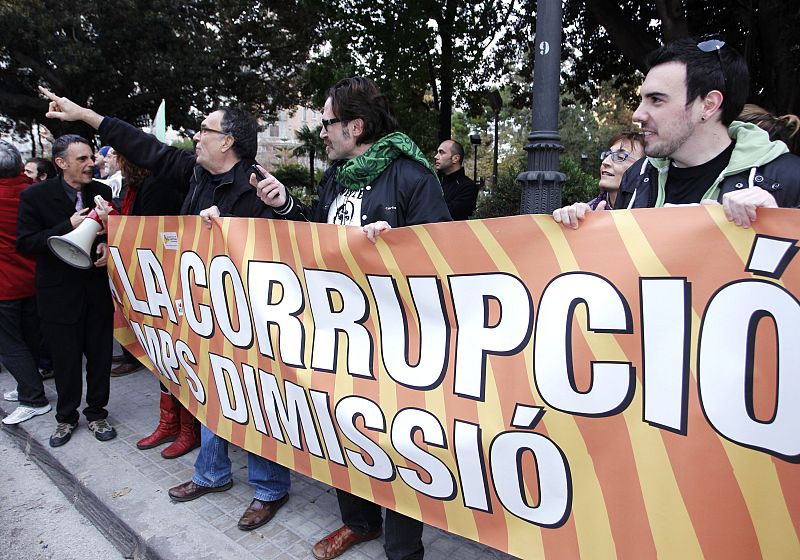 Miembros del Colectivo contra la Corrupción se han concentrado frente a las puertas de la sede judicial. a