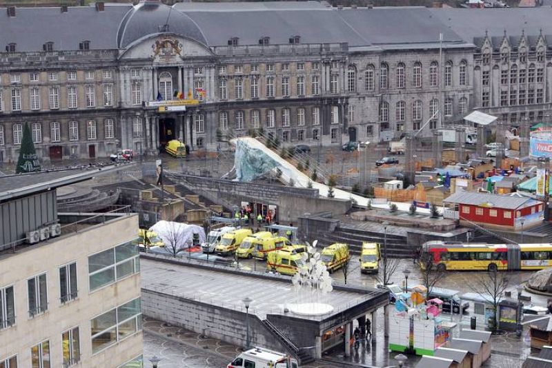 Ambulancias en la Plaza de Saint-Lambert de Lieja (Bélgica), escenario del tiroteo
