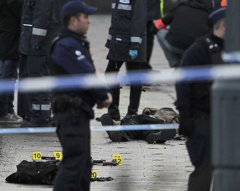 La policía permanece junto al cadáver de una de las víctimas del tiroteo