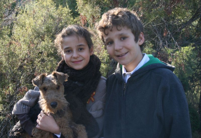 La felicitación navideña de la infanta Elena es una foto de sus hijos y su mascota