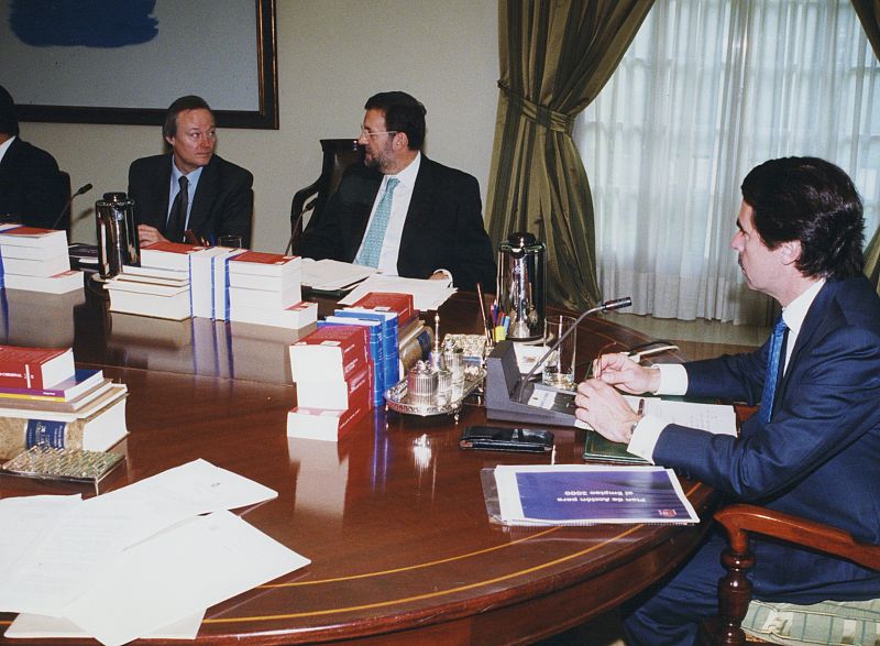 Aznar, presidiendo el primer Consejo de Ministros de su segunda legislatura en abril de 2000