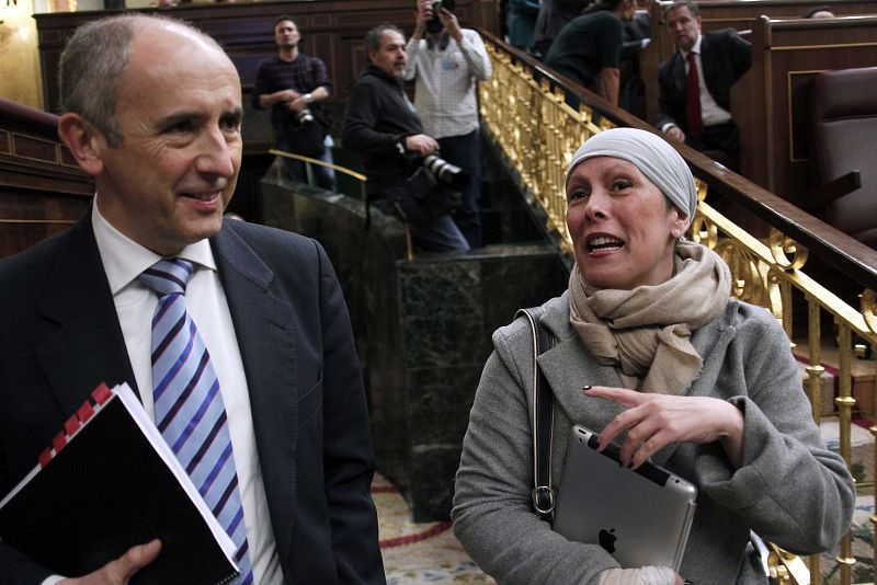 Uxue Barcos y Josu Erkoreka charlan al comienzo de la sesión de tarde del debate de Investidura