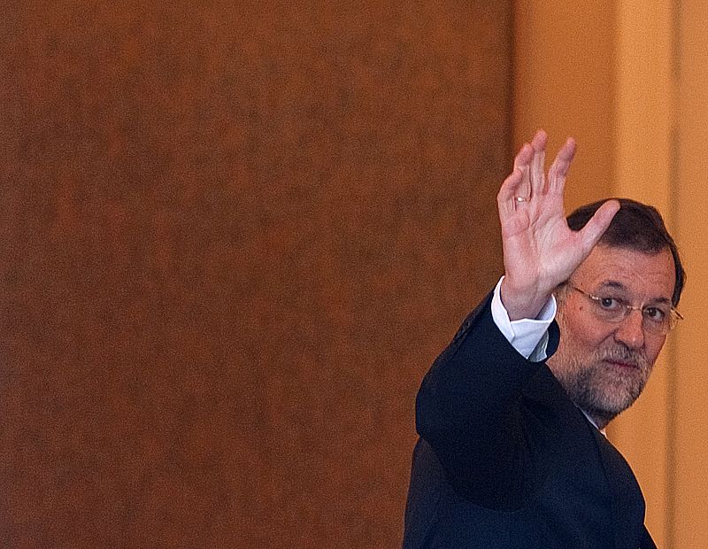 Rajoy se despide de los fotógrafos que han estado presentes en su primer posado en La Moncloa