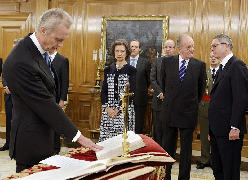 Pedro Morenés jura su cargo como ministro de Defensa ante los reyes en el Palacio de la Zarzuela.
