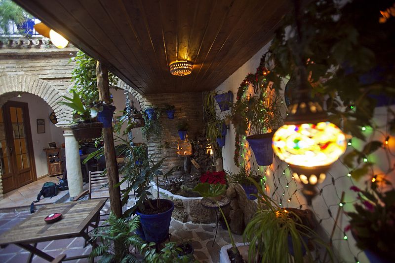 LOS PATIOS CORDOBESES CAMBIAN GITANILLAS Y GERANIOS POR PASCUEROS DE NAVIDAD