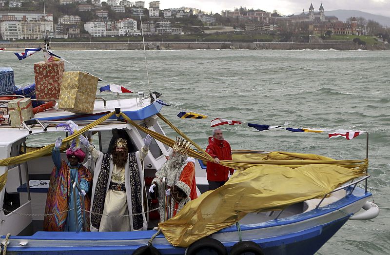 Los Reyes Magos a su llegada al puerto de San Sebastián a bordo de un barco.