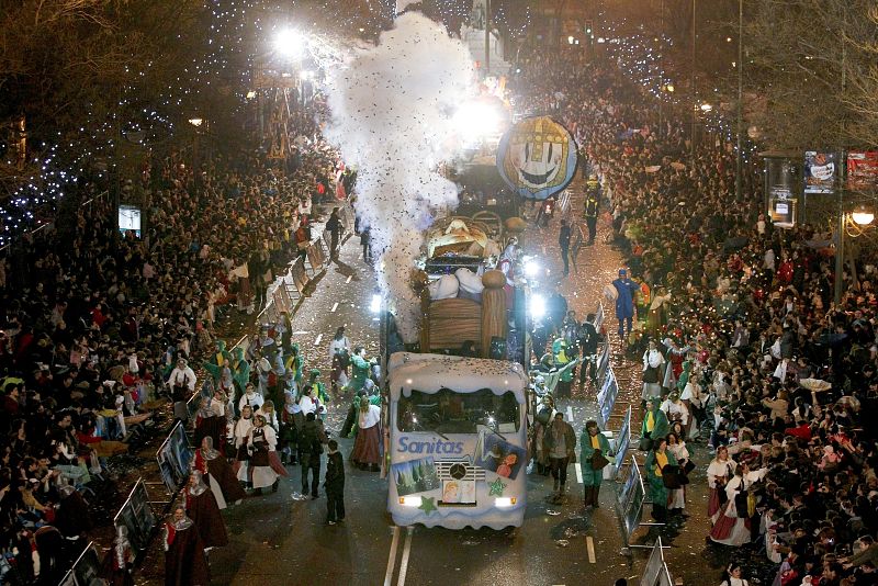 Pasadas las 18.30 horas, sus Majestades ha partido de Nuevos Ministerio en una comitiva formada por una treintena de elementos móviles acompañados por música, danza y una gran lluvia de caramelos.