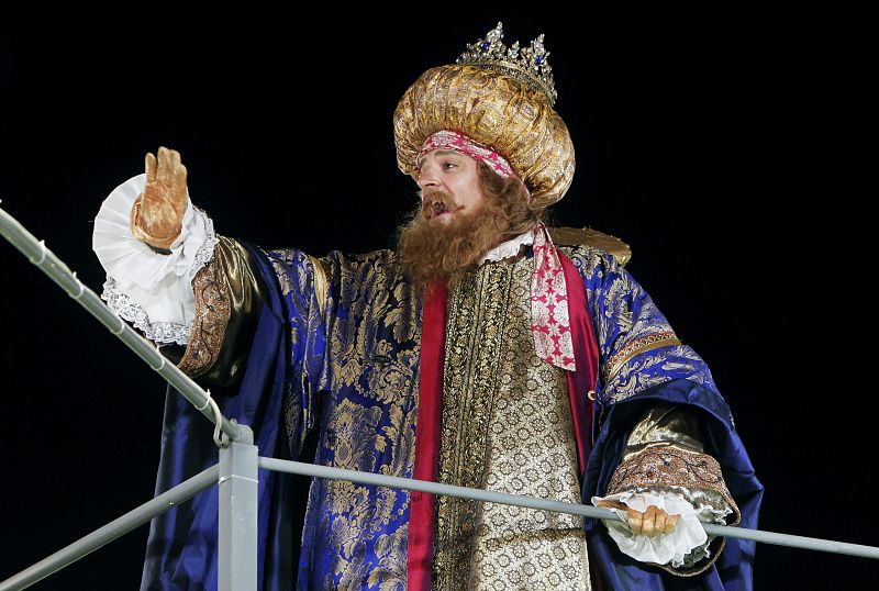 El rey Gaspar en la Cabalgata de los Reyes Magos de Madrid que ha congregado esta tarde la ilusión de los niños.