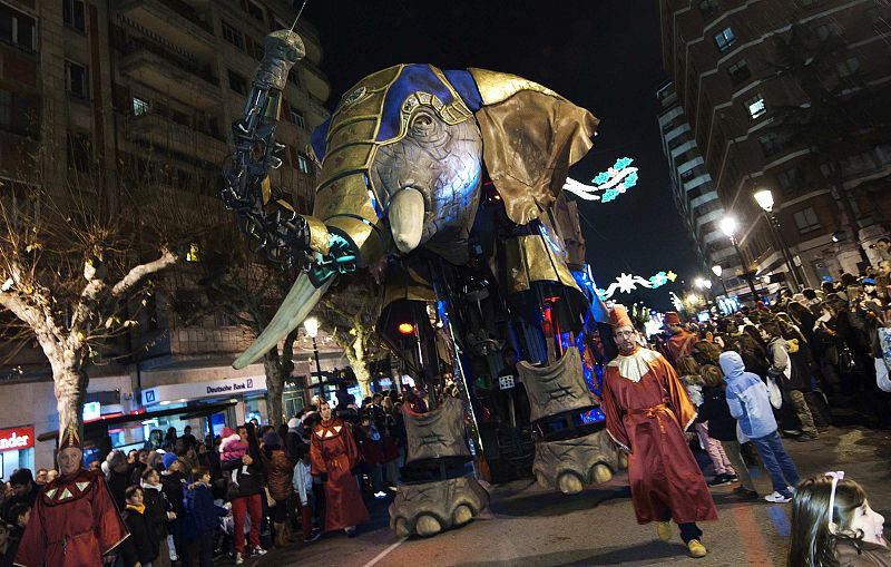 Melchor, Gaspar y Baltasar han llegado a Burgos en una exótica cabalgata como ésta