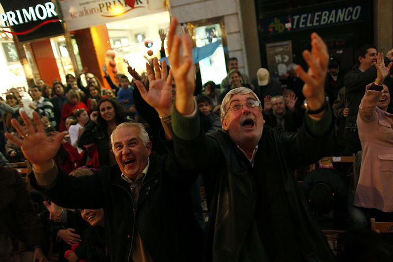 Los mayores también disfrutan como niños la llegada de Melchor, Gaspar y Baltasar