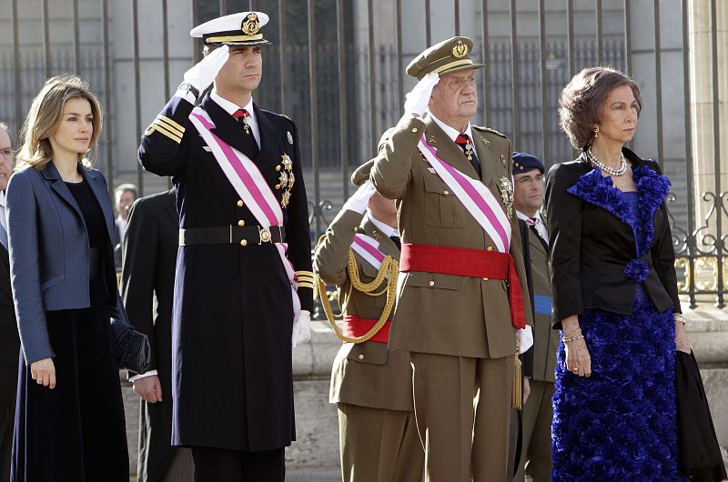 El rey, acompañado por la reina y los príncipes de Asturias, preside la celebración de la primera Pascua Militar desde la llegada de Mariano Rajoy al Gobierno.