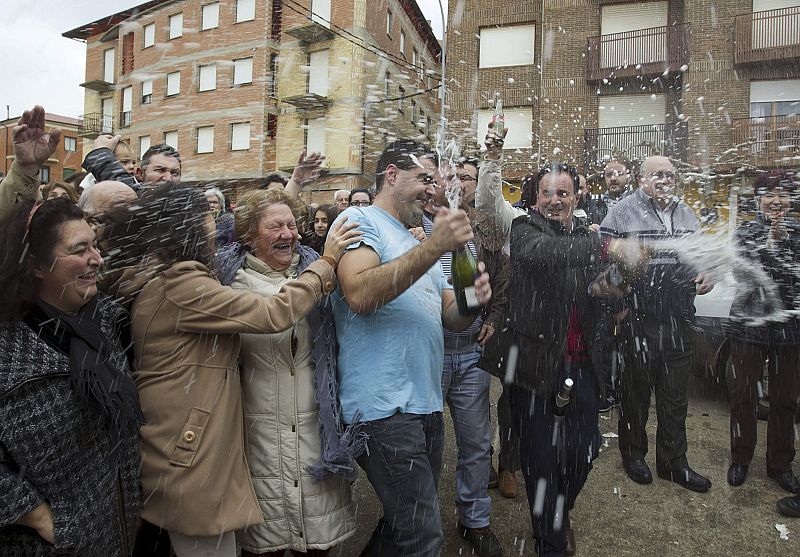 El dueño del bar "El Frontón" de la localidad burgalesa de Huerta del Rey, donde se ha vendido el primer premio de la lotería del Niño
