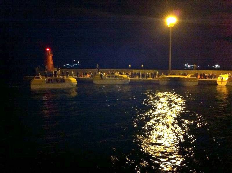 ESCENAS DEL "TITANIC" SE REVIVEN EN ITALIA AL ENCALLAR UN ENORME CRUCERO