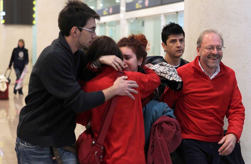 LLEGAN A BARCELONA UNOS 50 CATALANES QUE VIAJABAN EN EL CRUCERO QUE NAUFRAGÓ