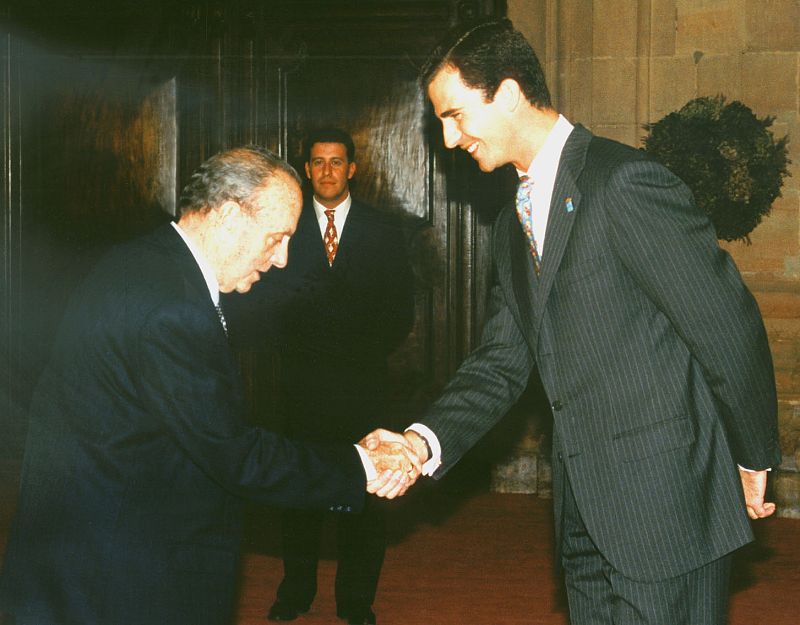 Fraga saluda al príncipe de Asturias en una foto de archivo de 1997