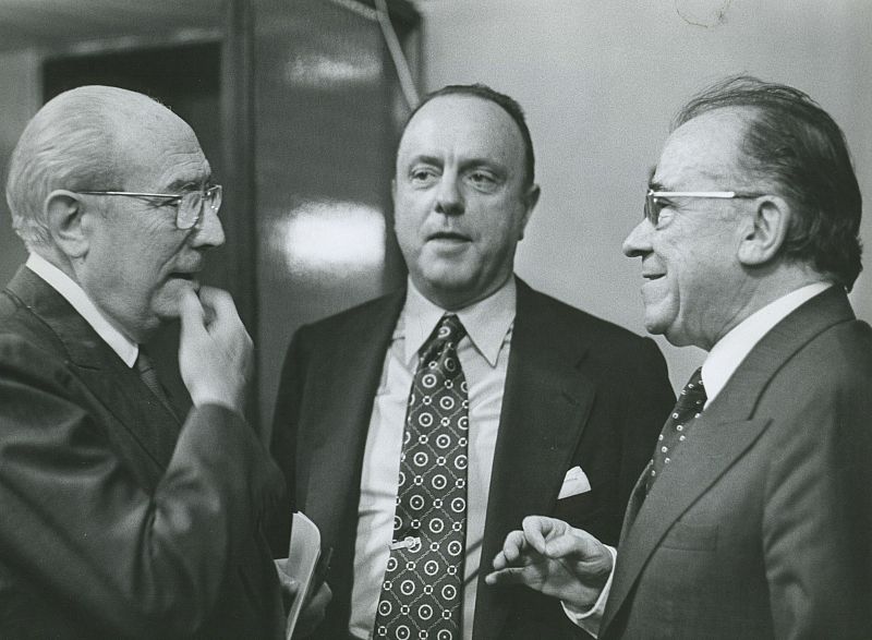 Manuel Fraga con Enrique Tierno Galván y Santiago Carrillo