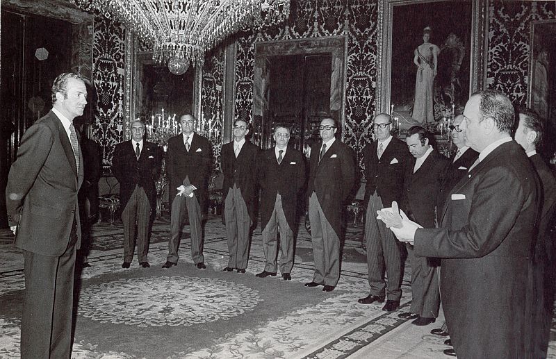 Junta directiva nacional de la federación de partidos de AP presidida por Fraga durante la audiencia con el rey