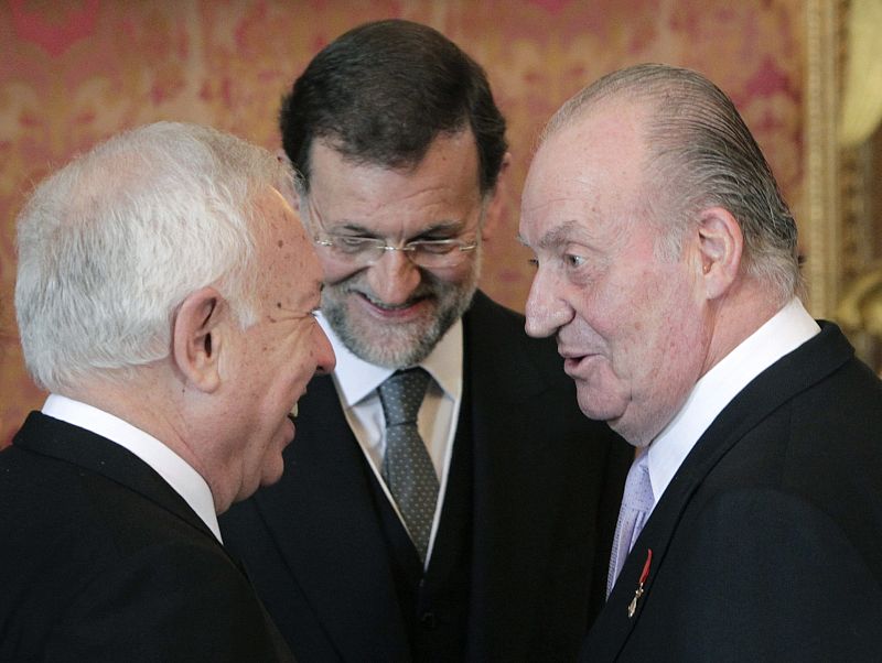 El rey don Juan Carlos conversa con el ministro de Asuntos Exteriores, José Manuel García Margallo (i), en presencia del presidente del Gobierno, Mariano Rajoy.
