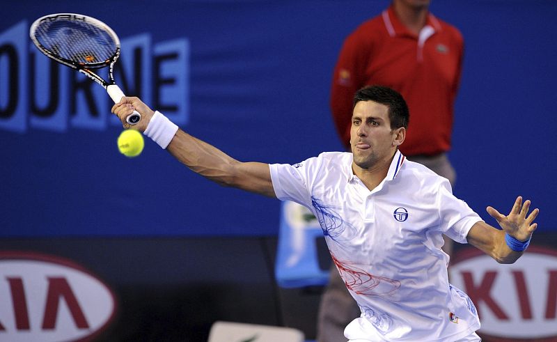 El tenista serbio Novak Djokovic en acción contra el español Rafael Nadal