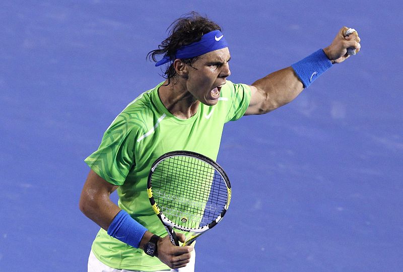 El español Rafa Nadal celebra su victoria en el cuarto set ante el serbio Novak Djokovic