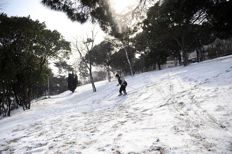 Recep Demi, de 56 años, esquía en un parque de Estambul, donde la nieve ha paralizado el tráfico y las comunicaciones.