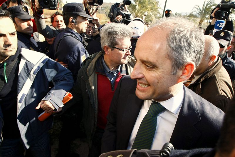 El expresidente de la Generalitat Valenciana Francisco Camps llega a la Universidad Miguel Hernández de Elche donde ha defendido su tesis doctoral, "Propuestas para la reforma del sistema electoral".